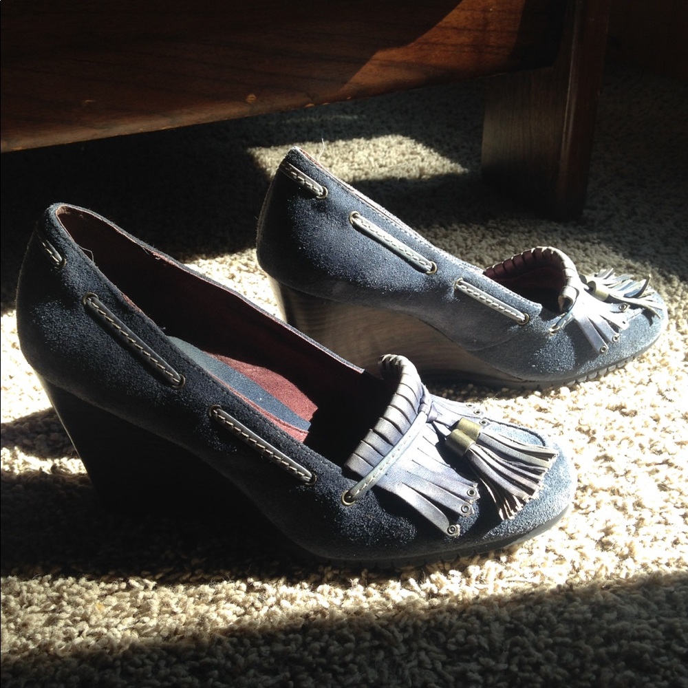 Aerosoles Wedge Loafer, size 8, w/ tassels.